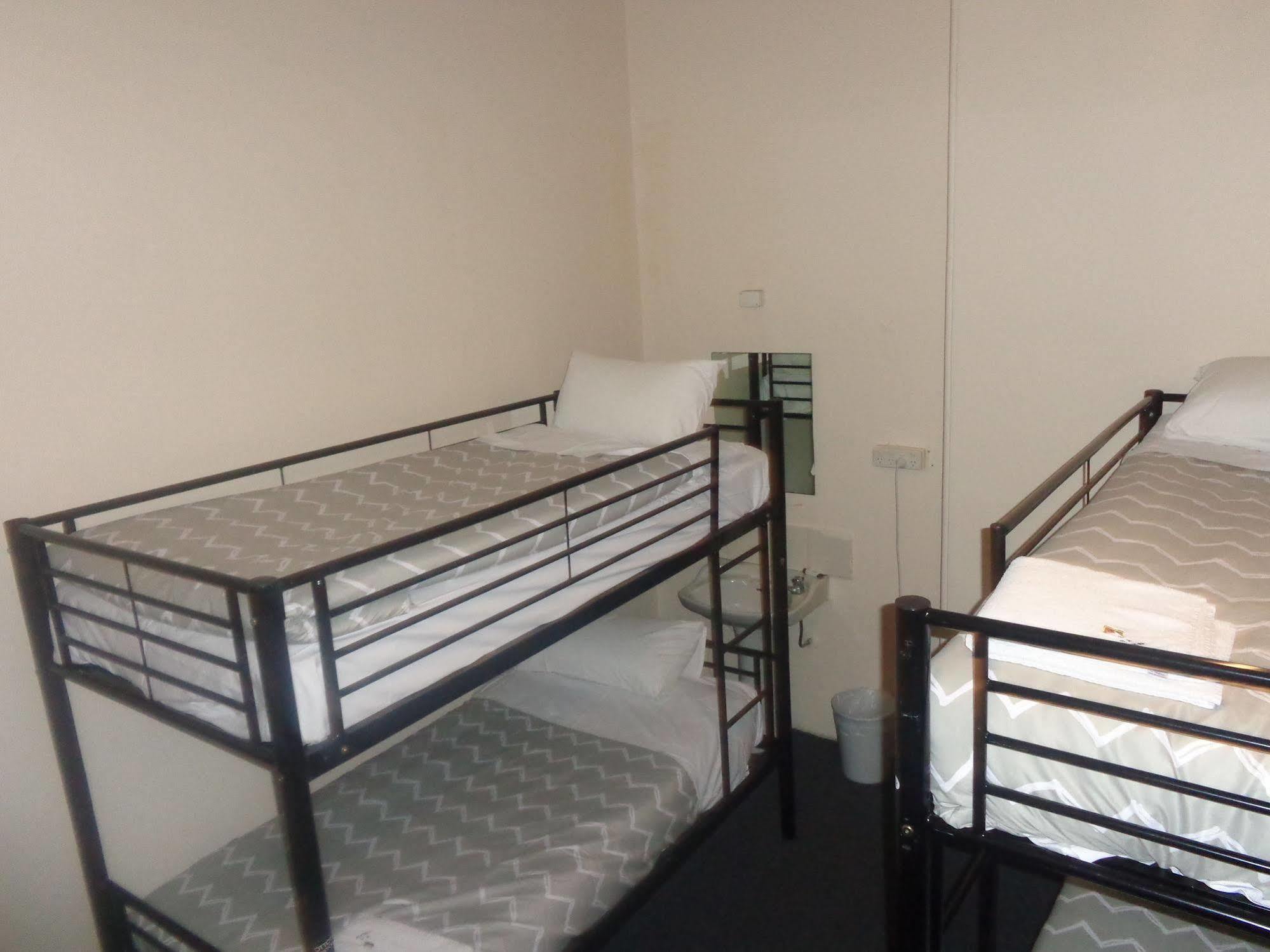 Adelaide Motel & Backpackers Екстер'єр фото