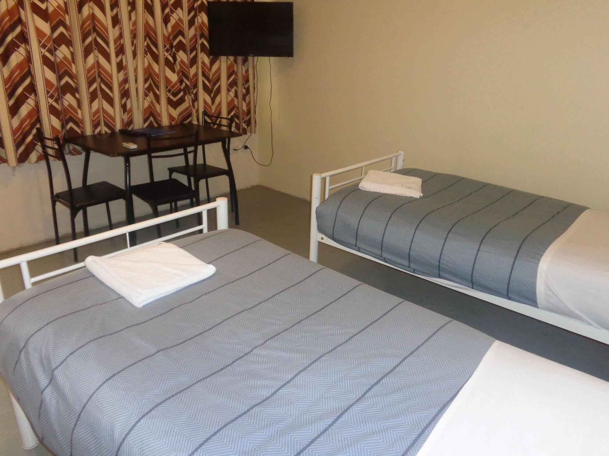 Adelaide Motel & Backpackers Екстер'єр фото