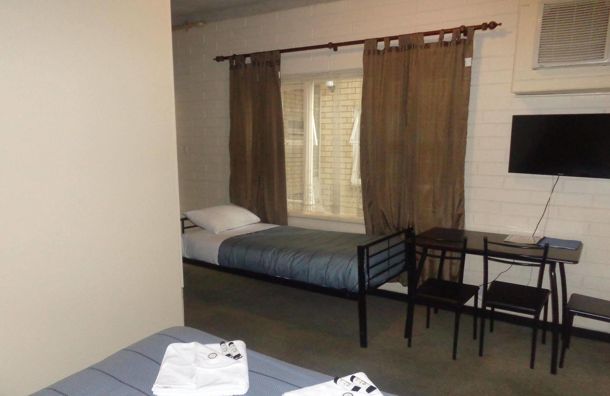 Adelaide Motel & Backpackers Екстер'єр фото