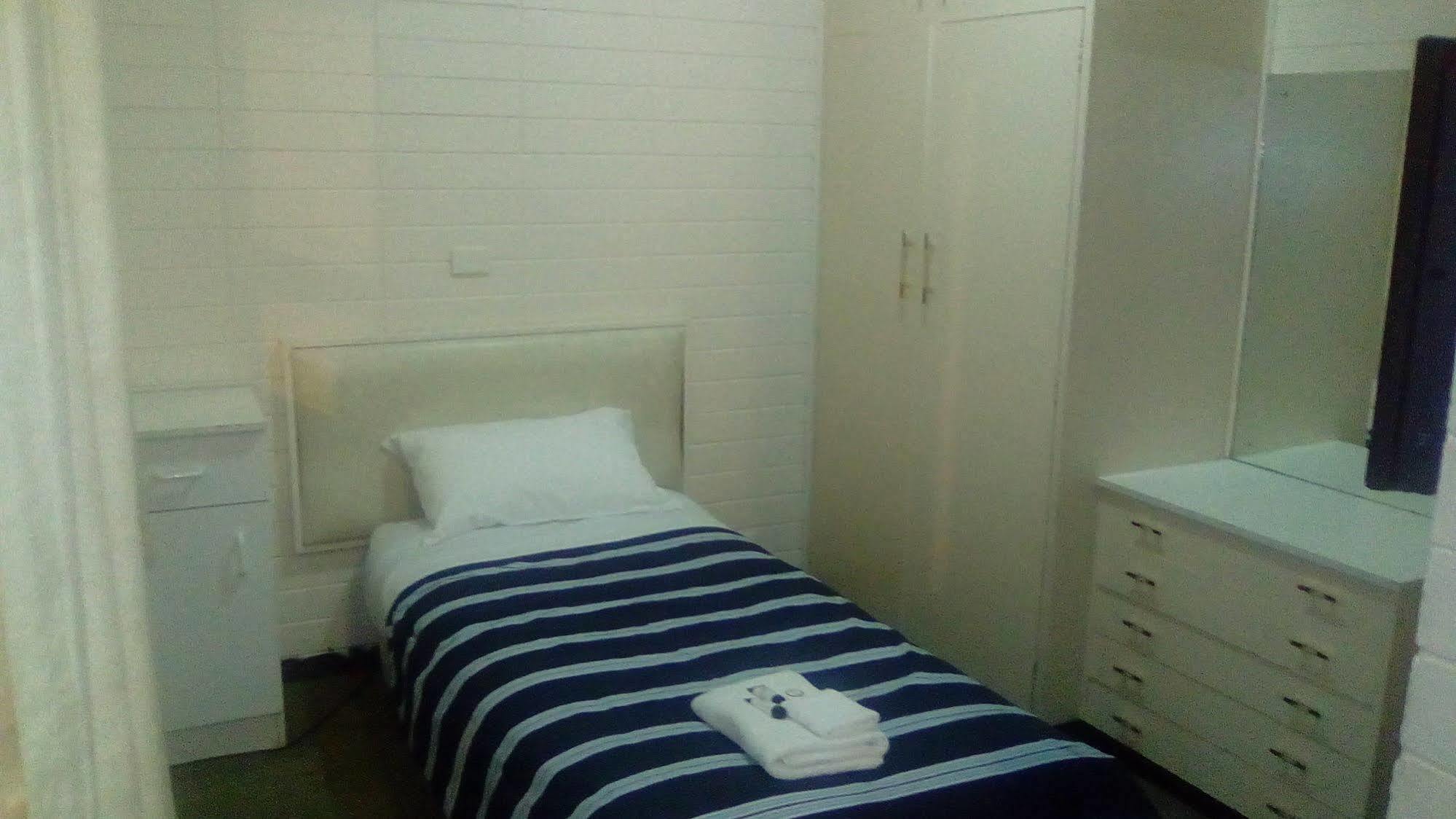 Adelaide Motel & Backpackers Екстер'єр фото