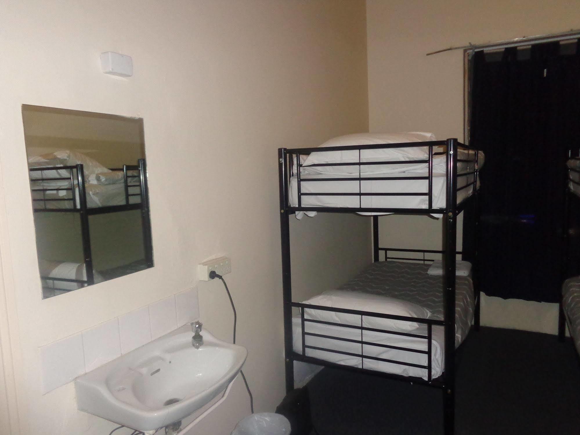 Adelaide Motel & Backpackers Екстер'єр фото