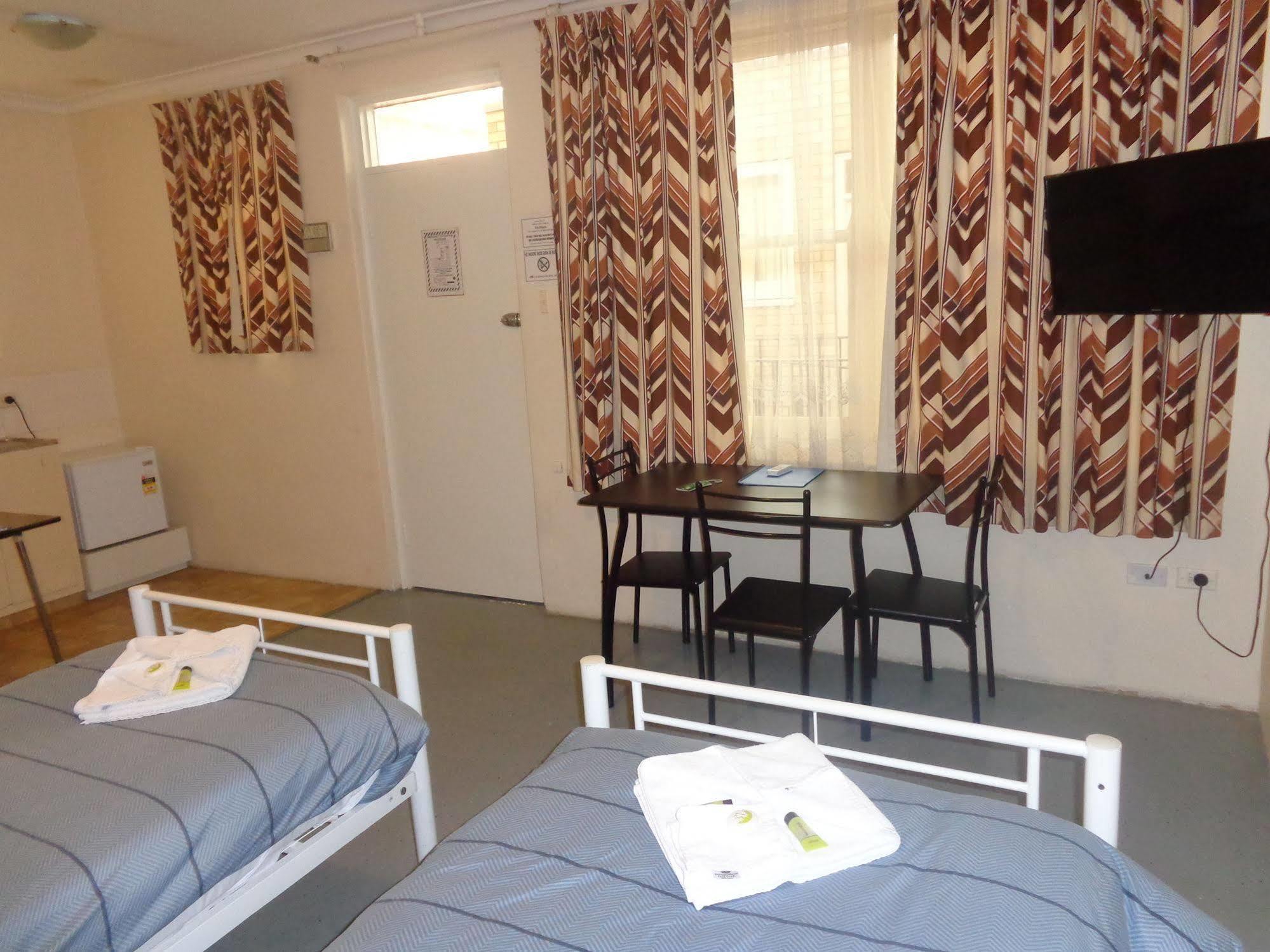 Adelaide Motel & Backpackers Екстер'єр фото